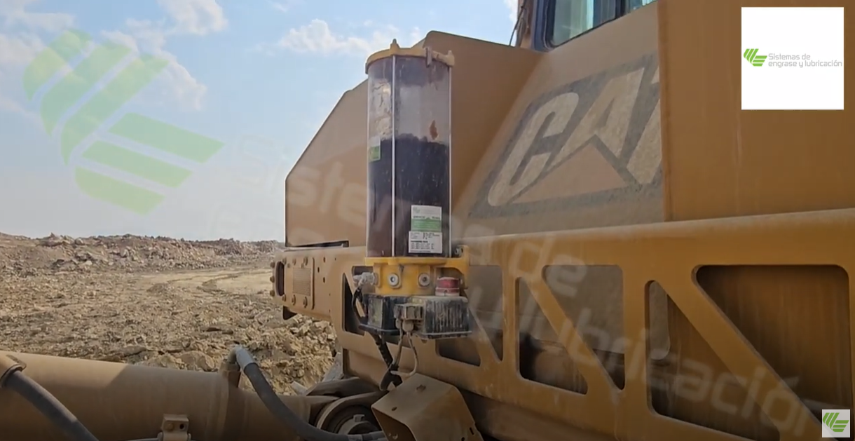 MONTAJE ENGRASE RAASM EN MAQUINA CATERPILLAR DE TIERRA portada